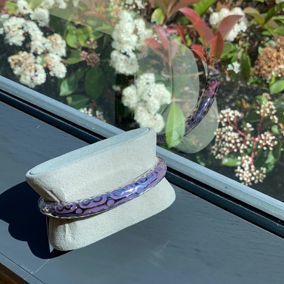Summer Lilac Enamel Clasp Bangle w/silver design